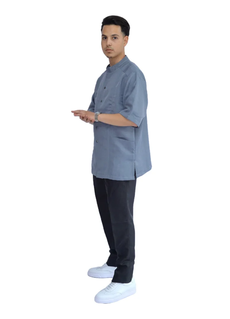 Homme en tunique grise manches courtes et pantalon noir