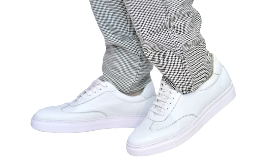 Pantalon de cuisine pied-de-poule et baskets blanches