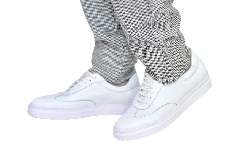 Pantalon de cuisine pied-de-poule et baskets blanches