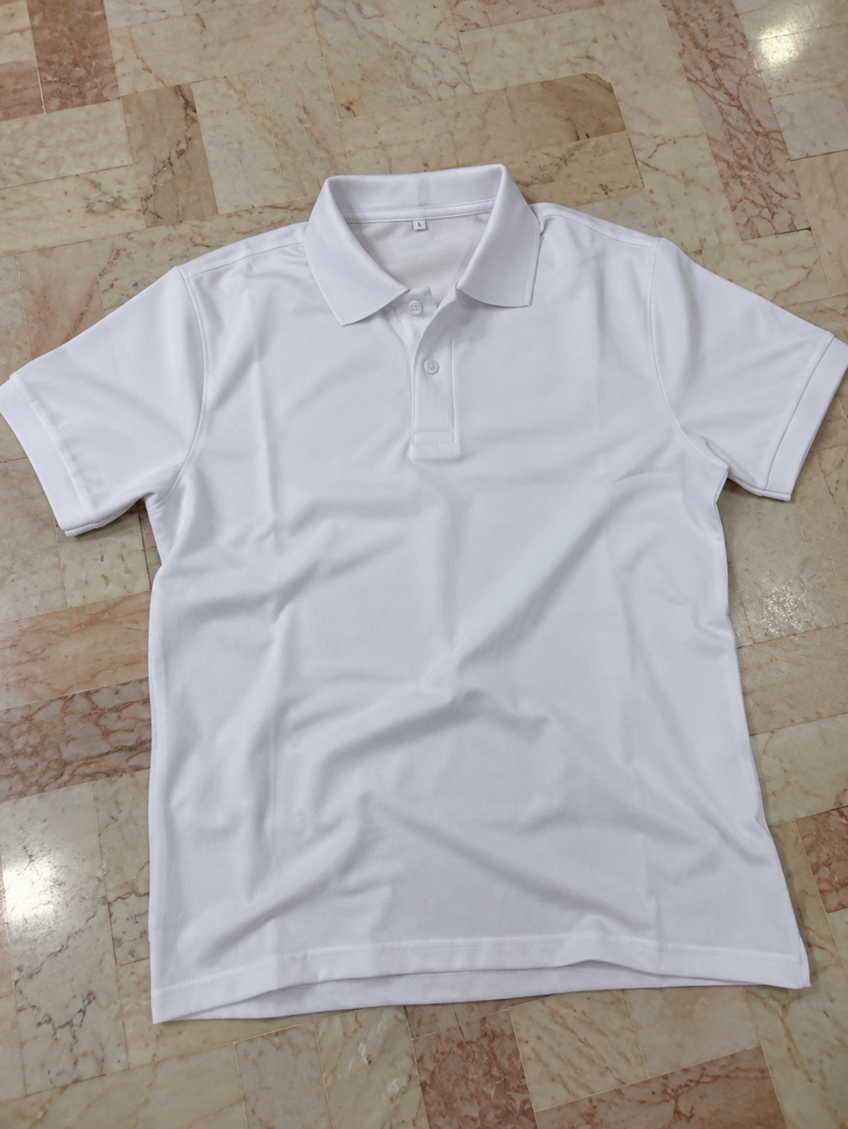 Polo blanc personnalisable posé sur un marbre veiné