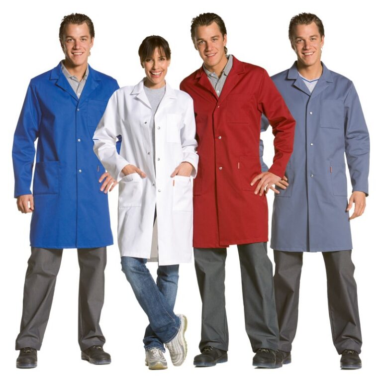 Quatre personnes en blouses de travail bleue, blanche, rouge et grise
