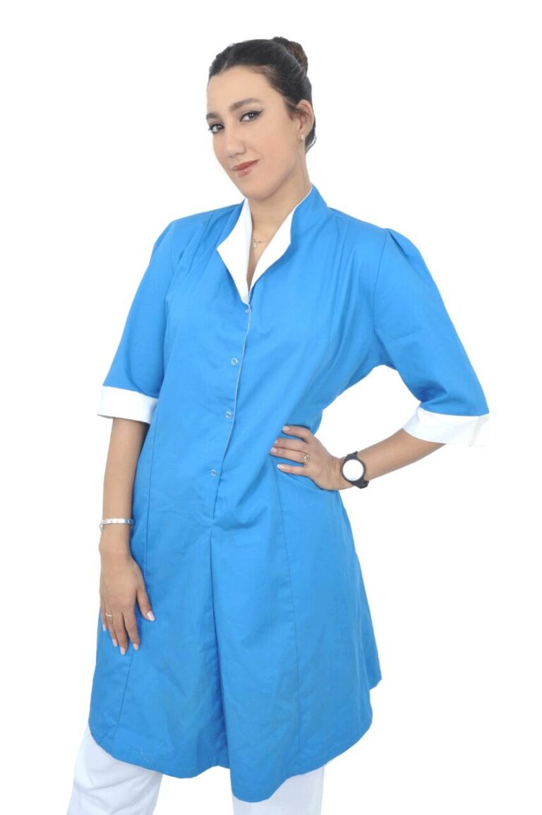 Blouse de travail bleu turquoise à col et poignets blancs