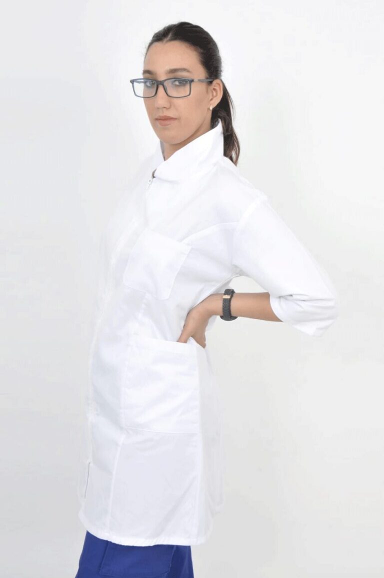 Femme médecin en blouse médicale blanche longue