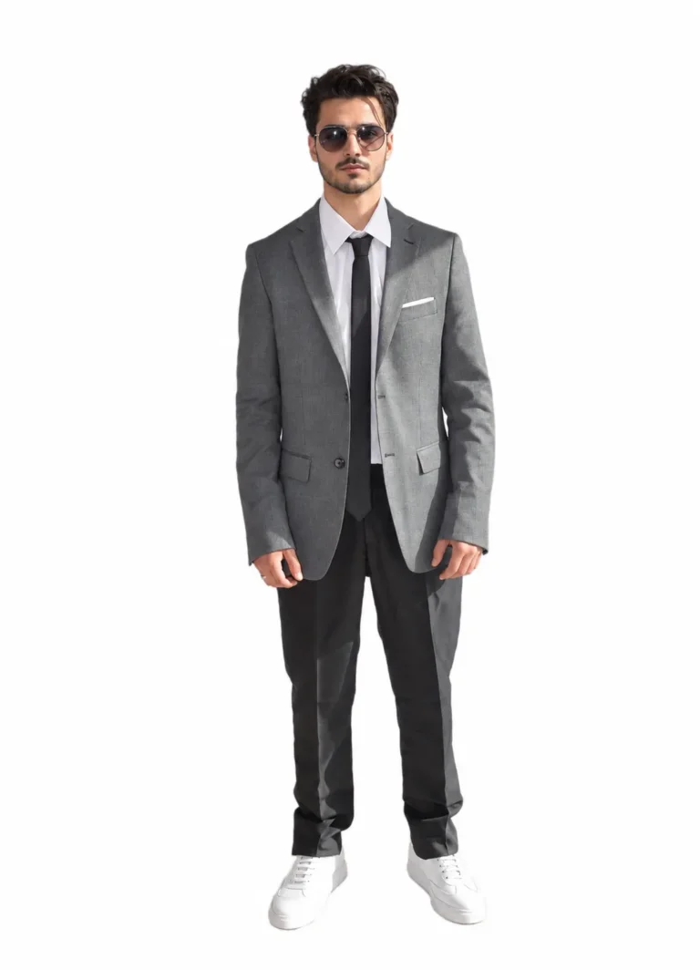 Homme en costume gris anthracite, chemise blanche et cravate noire