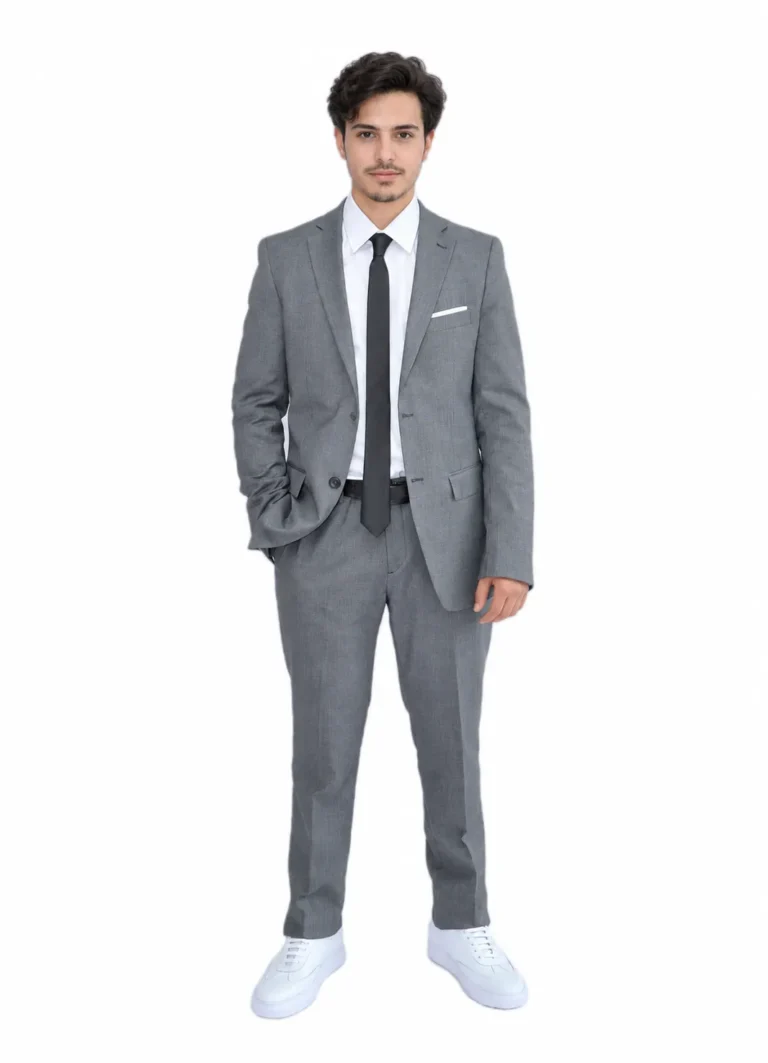 Homme en costume gris clair, chemise blanche et cravate noire