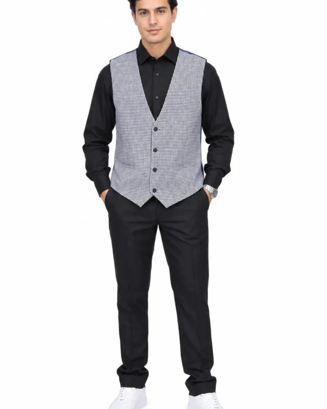 Serveur en gilet gris chiné sur chemise noire