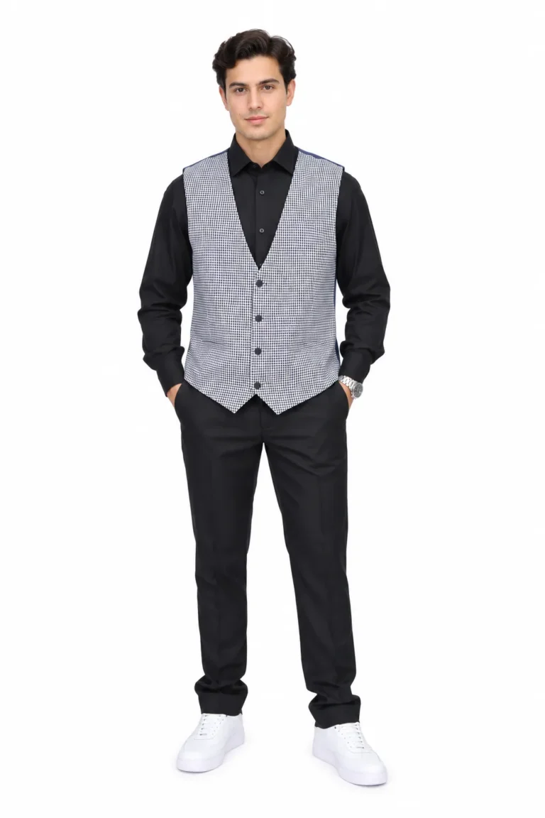 Serveur en gilet gris chiné sur chemise noire