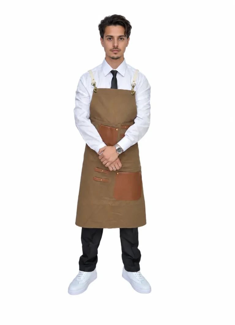 Barista en tablier marron à bretelles en cuir sur chemise blanche