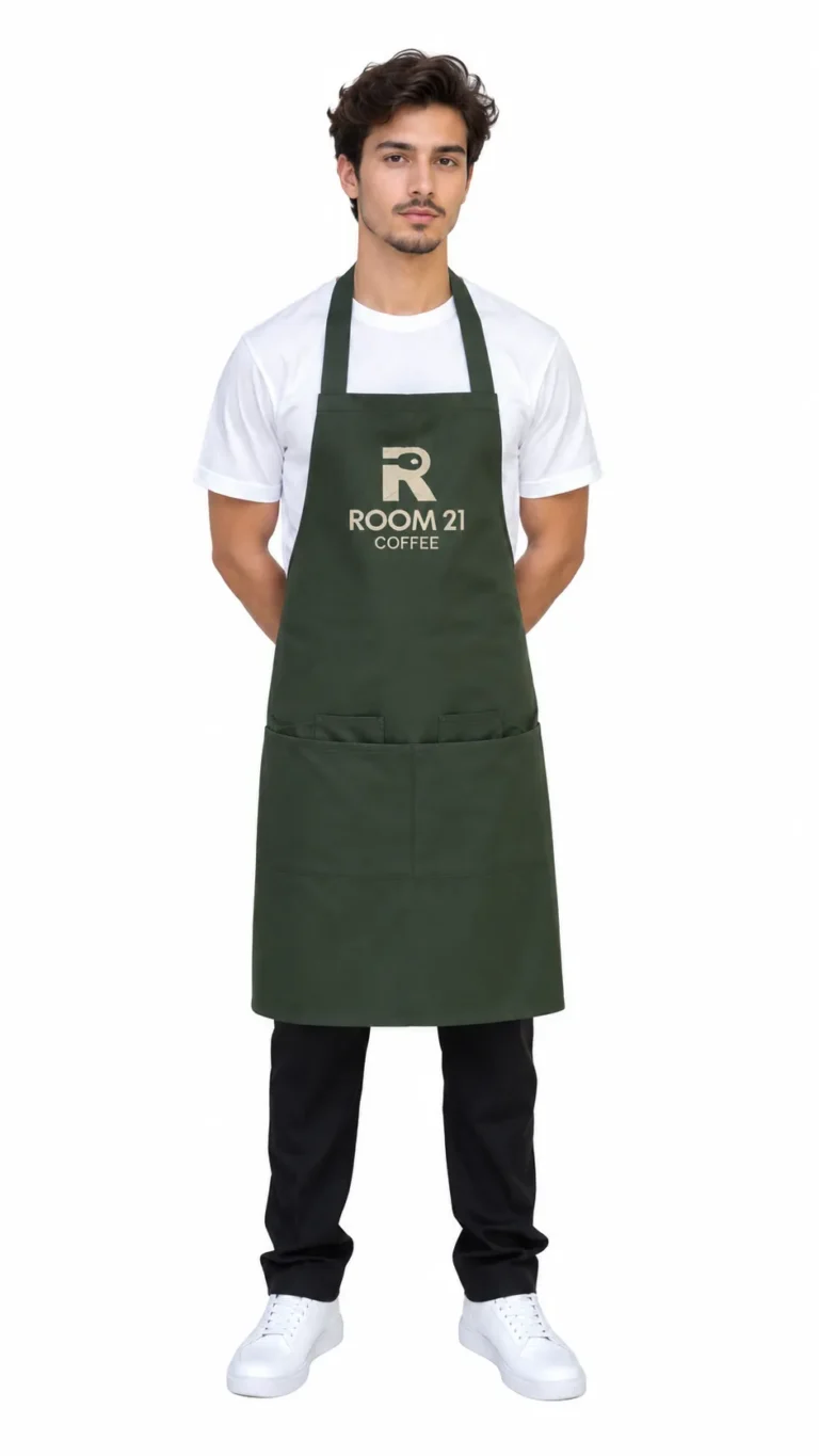 Barista en tablier vert forêt brodé au logo du café