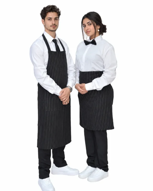 Serveur et serveuse en longs tabliers rayés noirs, chemise blanche
