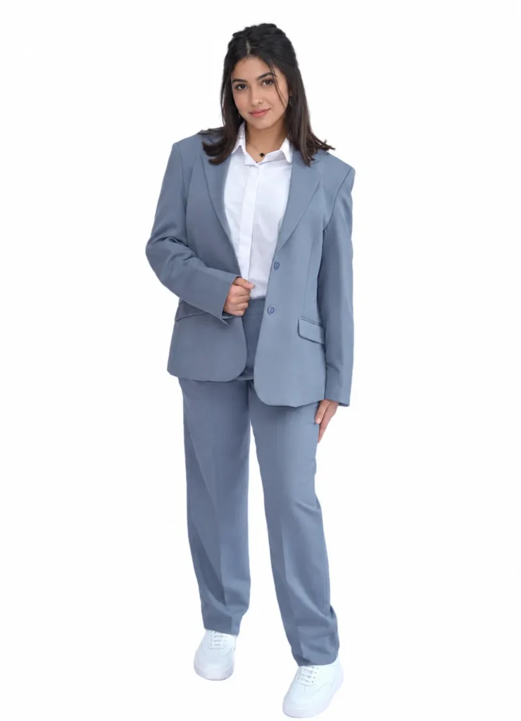 Femme en tailleur pantalon gris bleu et chemise blanche