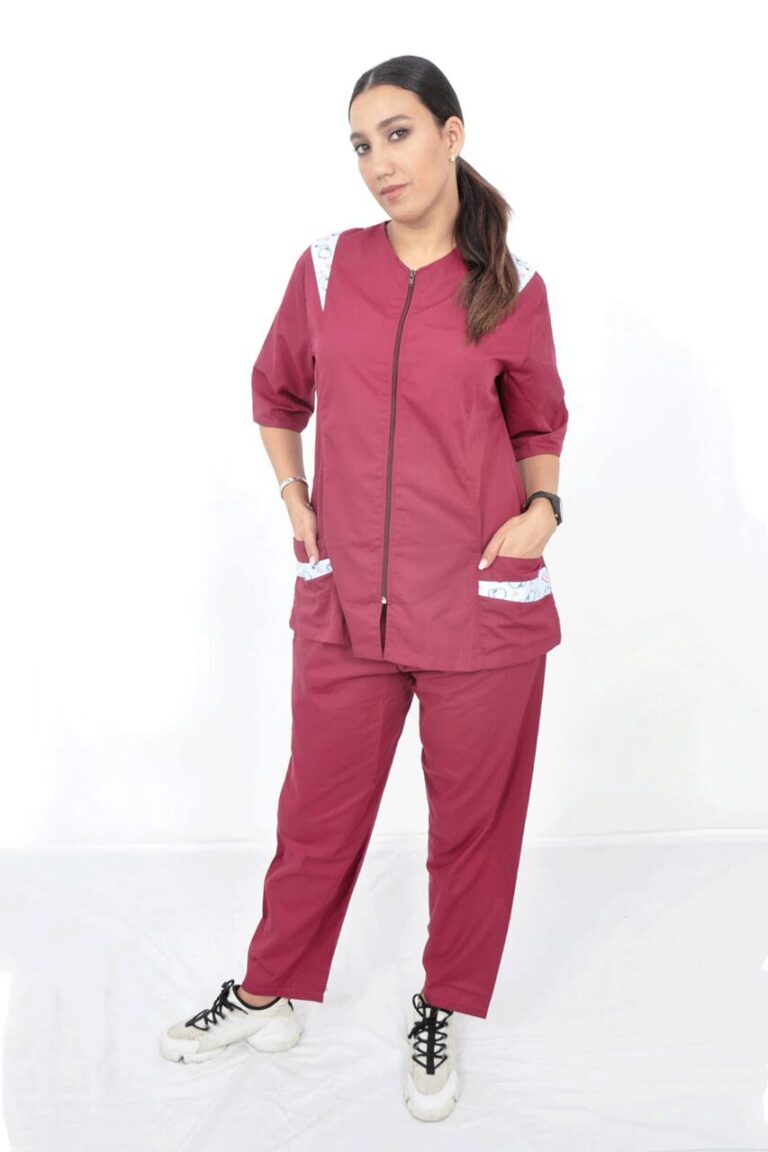 Soignante en tunique zippée et pantalon bordeaux