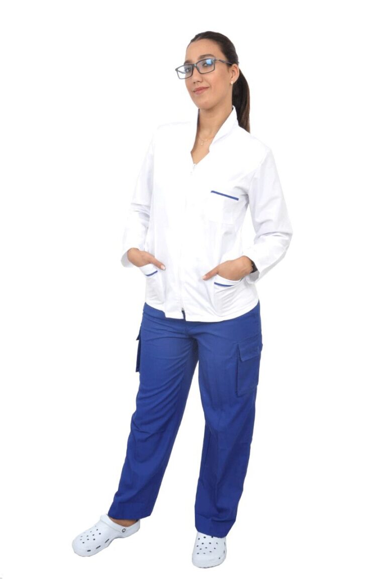 Infirmière en tunique médicale blanche et pantalon bleu à poches