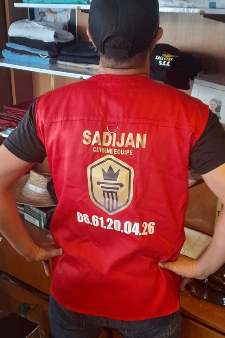 Gilet rouge imprimé au dos au logo d’une entreprise