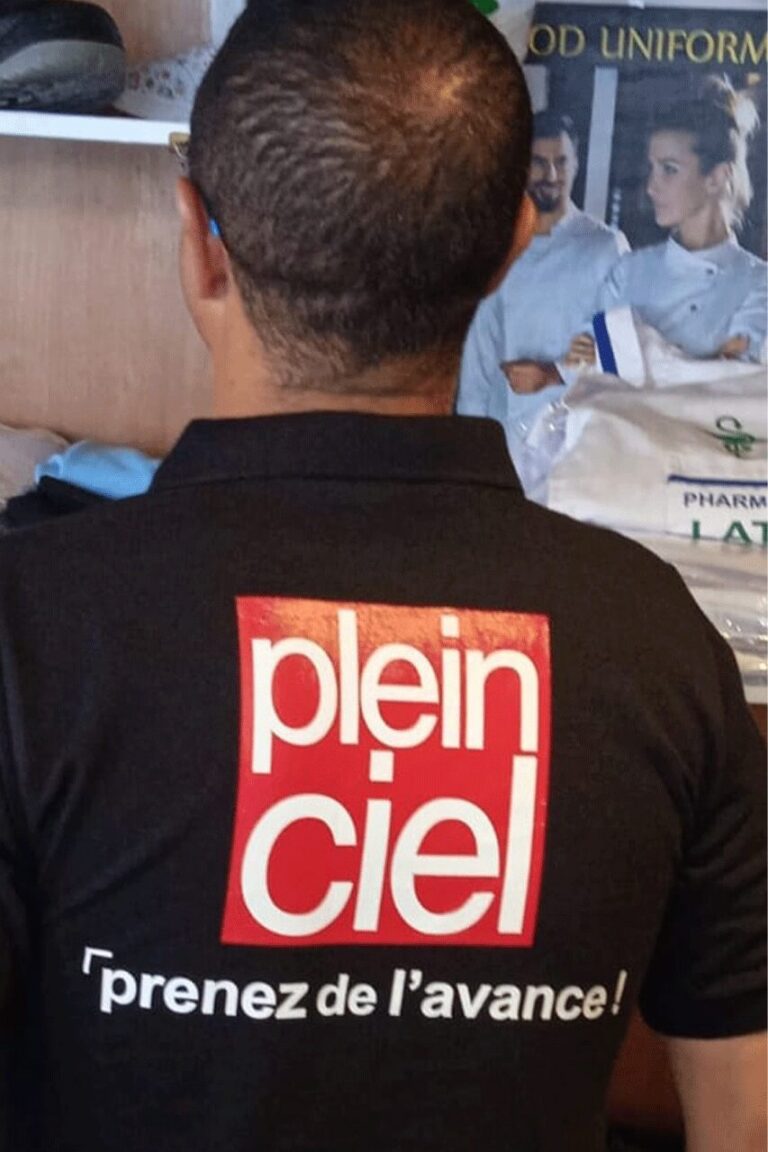 Polo noir imprimé au dos avec un logo rouge et blanc