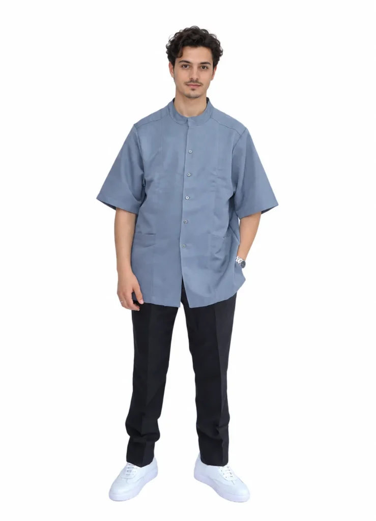 Homme en tunique de service gris bleuté à col mao et manches courtes