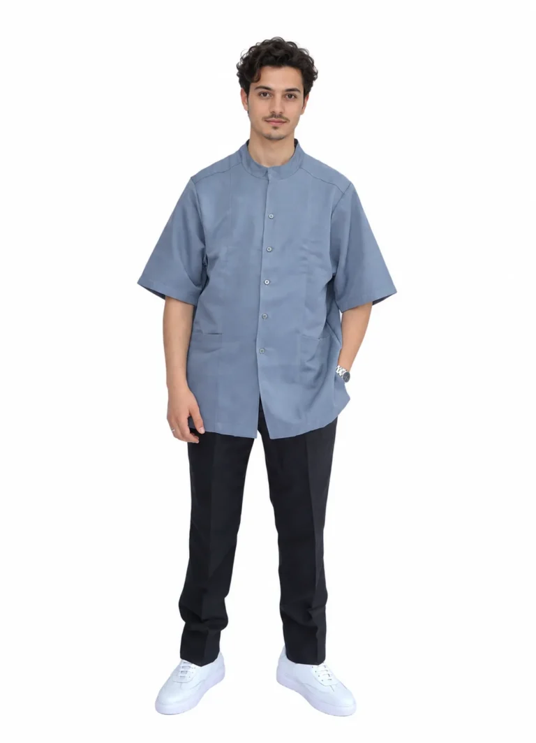 Homme en tunique de service gris bleuté à col mao et manches courtes