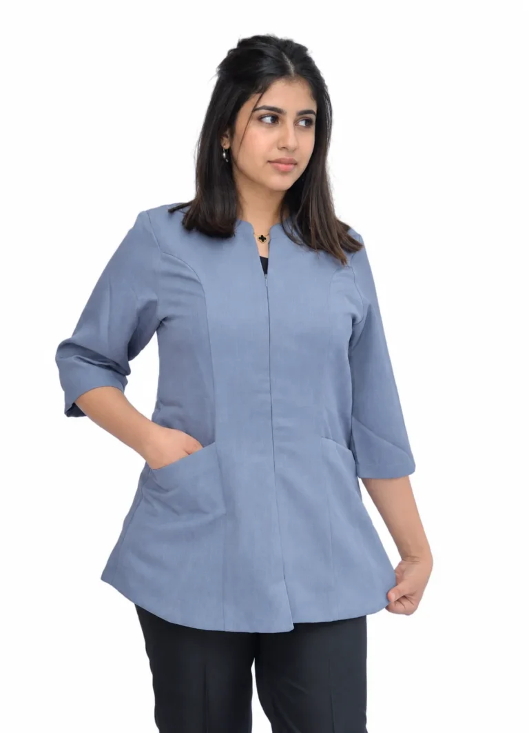 Femme en tunique grise bleutée zippée à manches trois-quarts