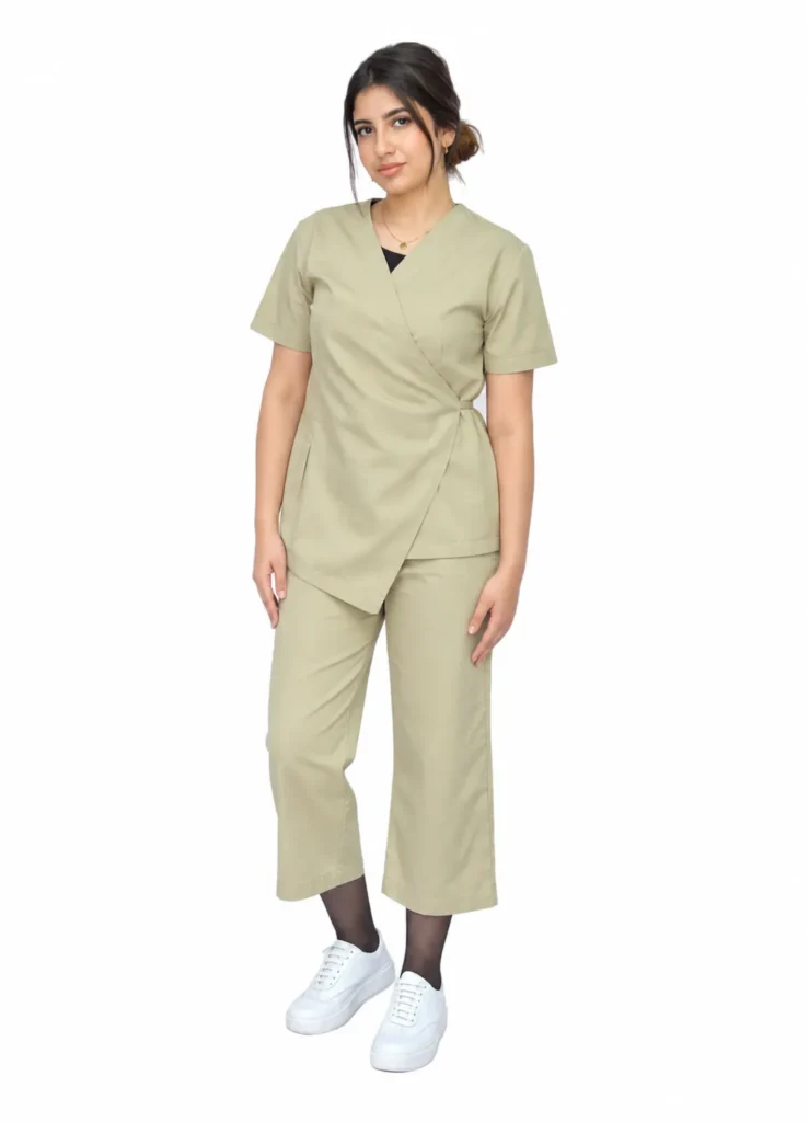 Soignante en tunique médicale cache-cœur et pantalon vert amande