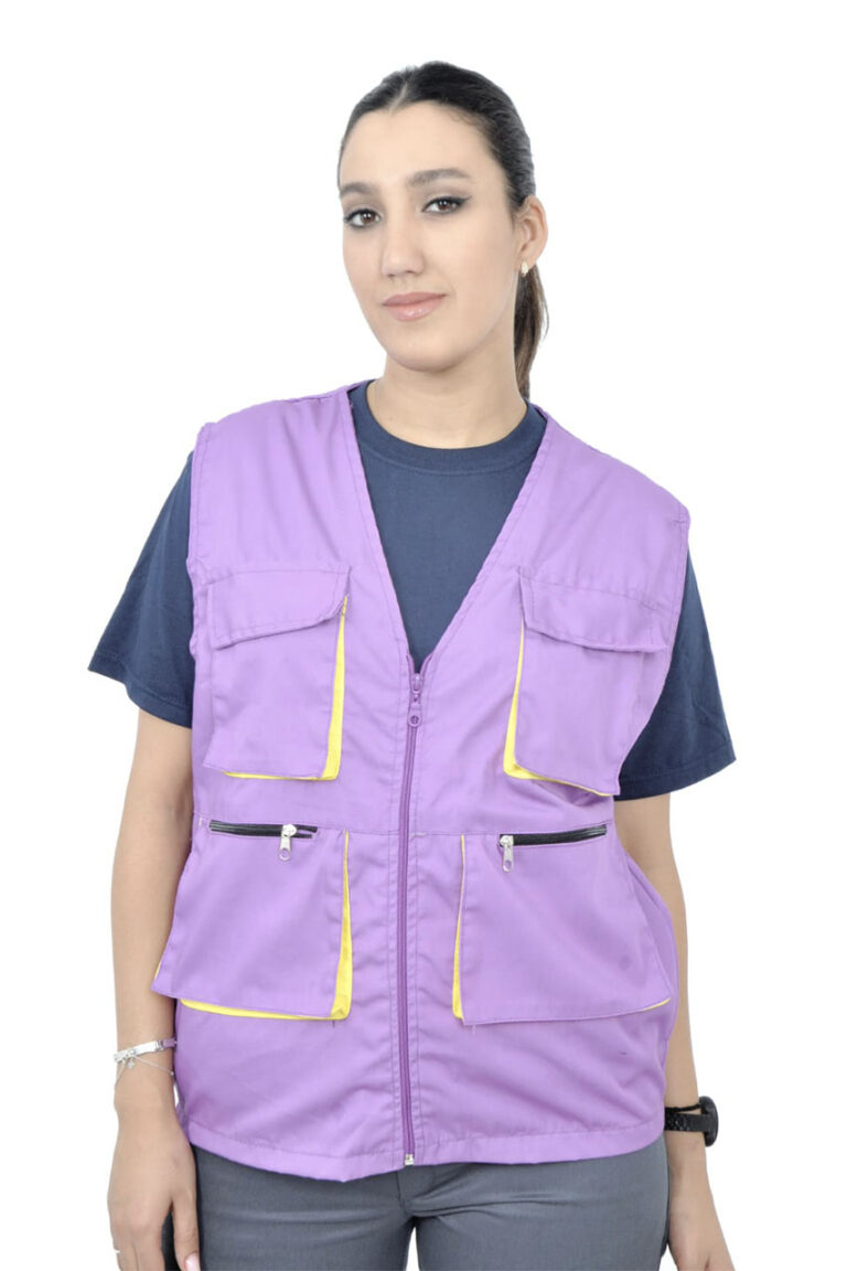 Femme en gilet multipoches lilas à passepoils jaunes