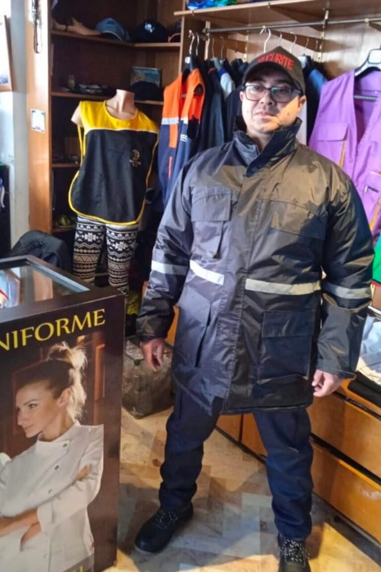 Homme en parka bleu marine à bandes réfléchissantes dans le magasin Good Uniforme