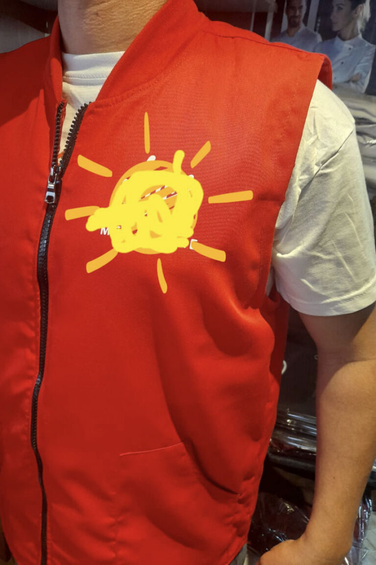 Gilet sans manches rouge avec logo soleil imprimé sur la poitrine