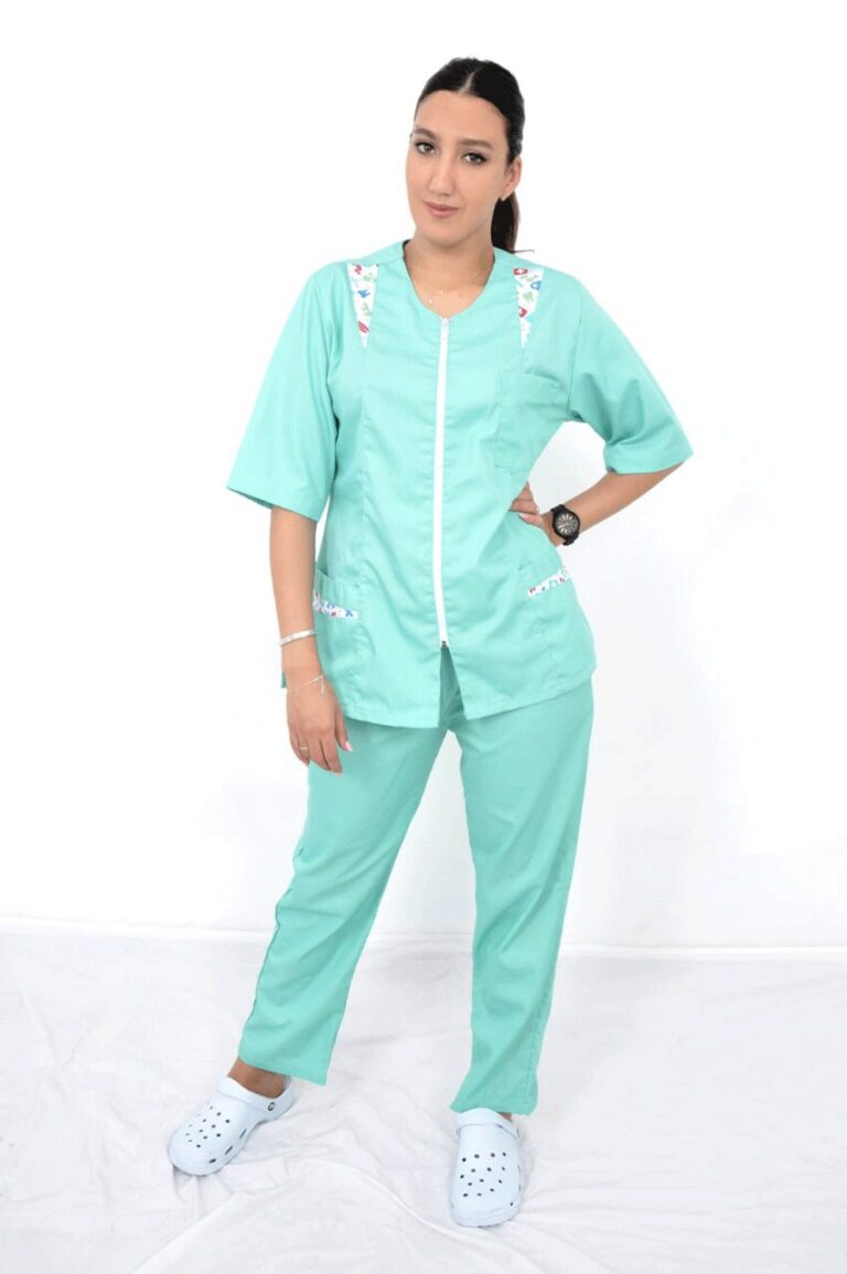 Infirmière en tunique et pantalon médicaux vert d’eau
