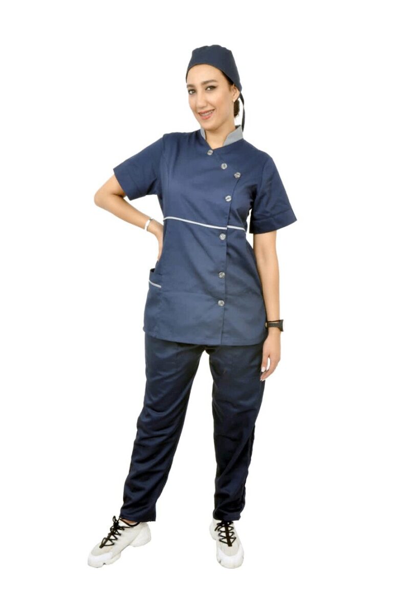 Soignante en tunique bleu marine boutonnée, pantalon et calot assortis