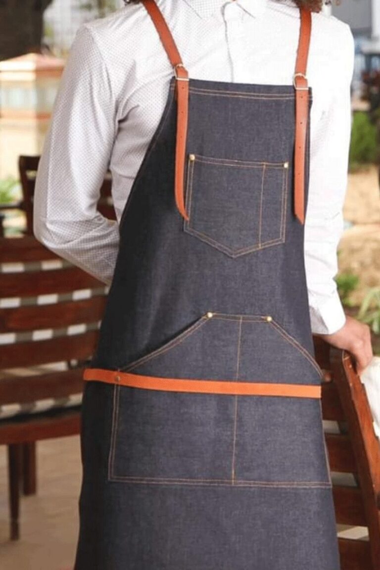 Tablier de barista en jean avec bretelles et liserés en cuir