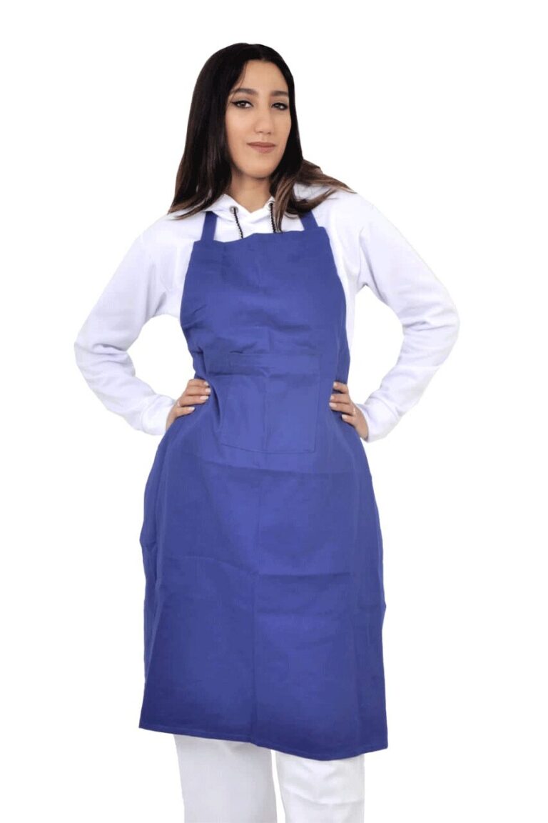 Femme en blouse blanche et tablier bavette bleu de cuisine