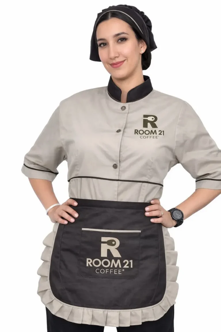 Serveuse de café en tunique beige et tablier marron brodés au logo