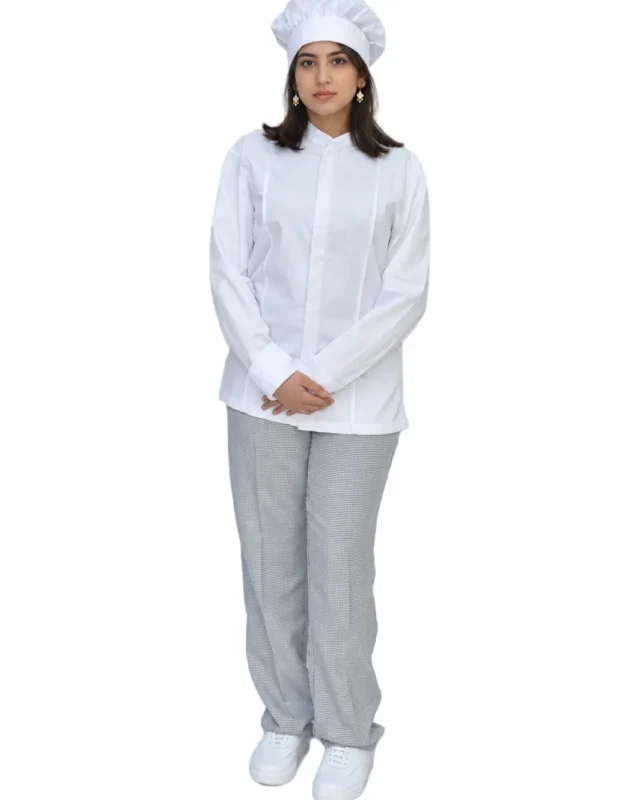 Cheffe en veste de cuisine blanche, pantalon gris et toque