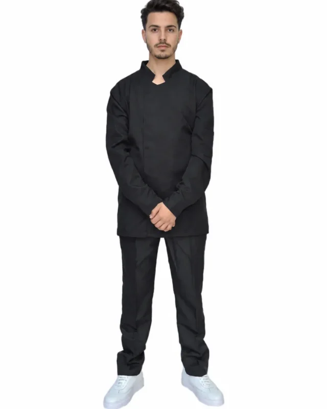 Chef en veste de cuisine noire et pantalon noir
