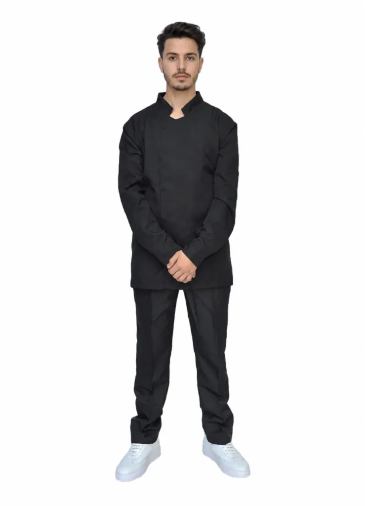 Chef en veste de cuisine noire et pantalon noir