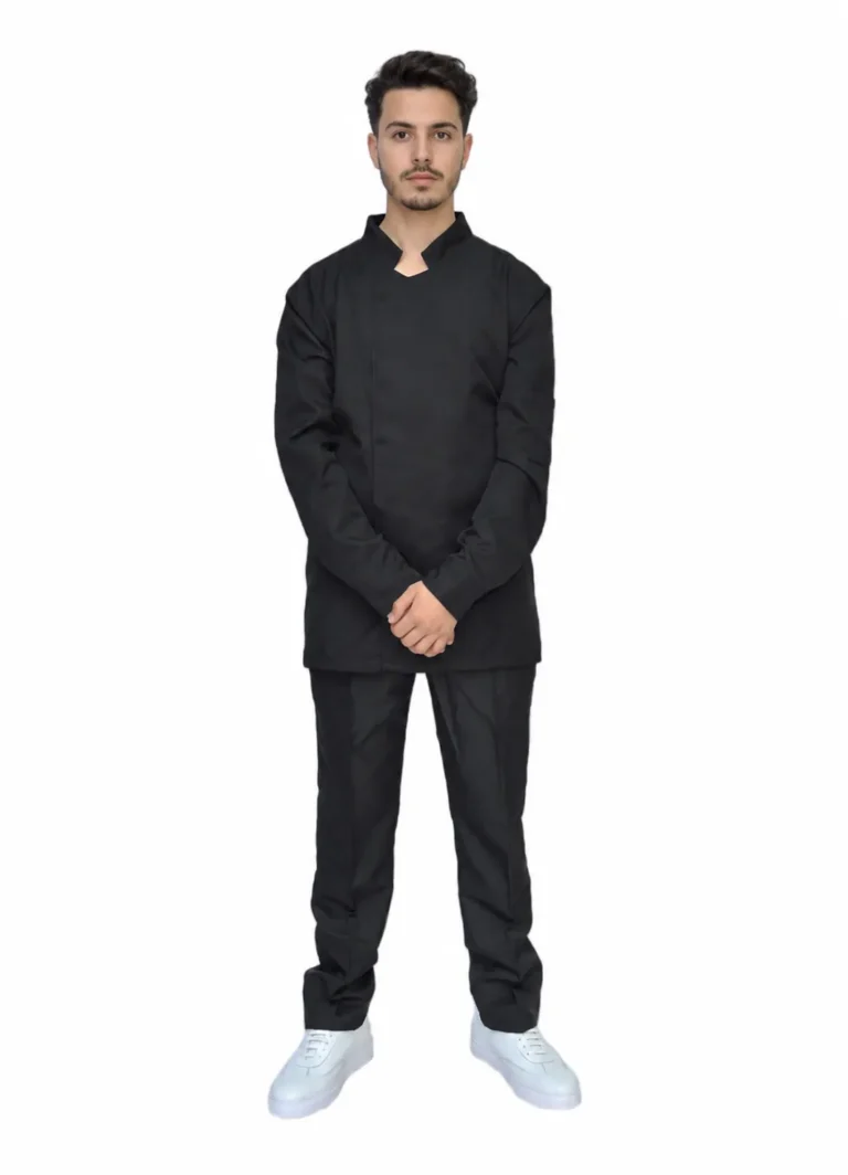 Chef en veste de cuisine noire et pantalon noir