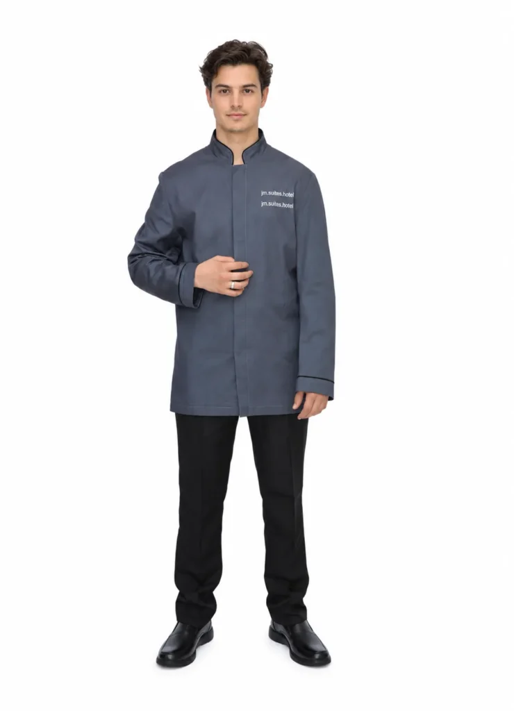 Homme en veste de service grise à col mao brodée au logo