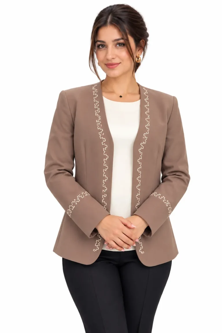 Veste d’accueil femme taupe ornée de broderies traditionnelles