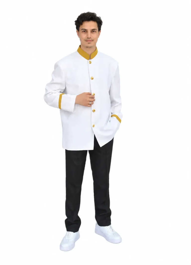 Maître d’hôtel en veste blanche à col mao et parements dorés