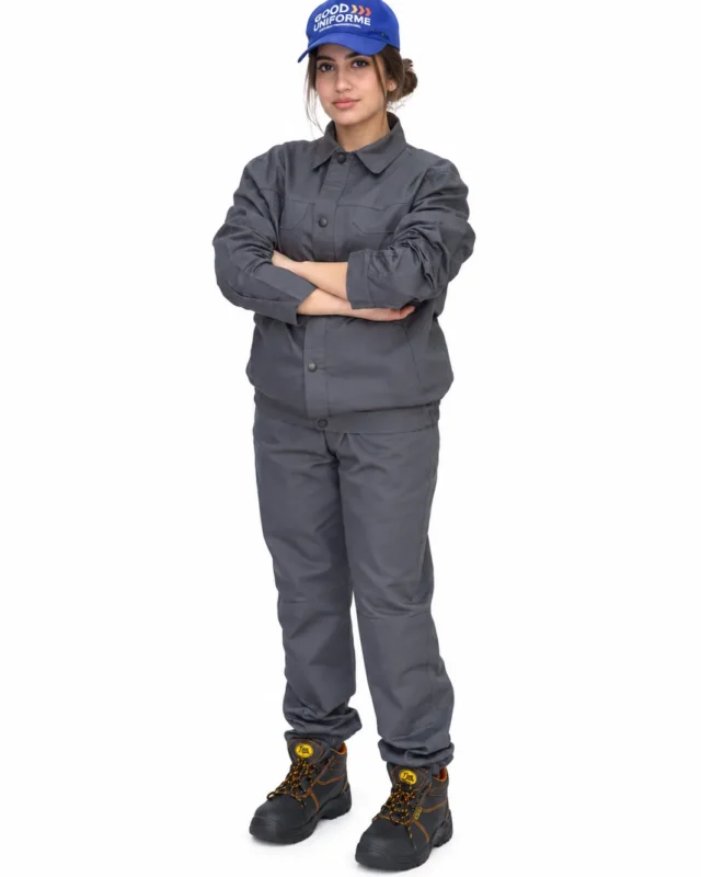 Ouvrière en veste et pantalon de travail gris avec chaussures de sécurité